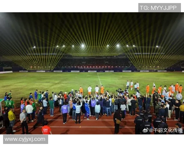 足球明星之子闪耀绿茵场精彩进球引发全场欢呼与热议